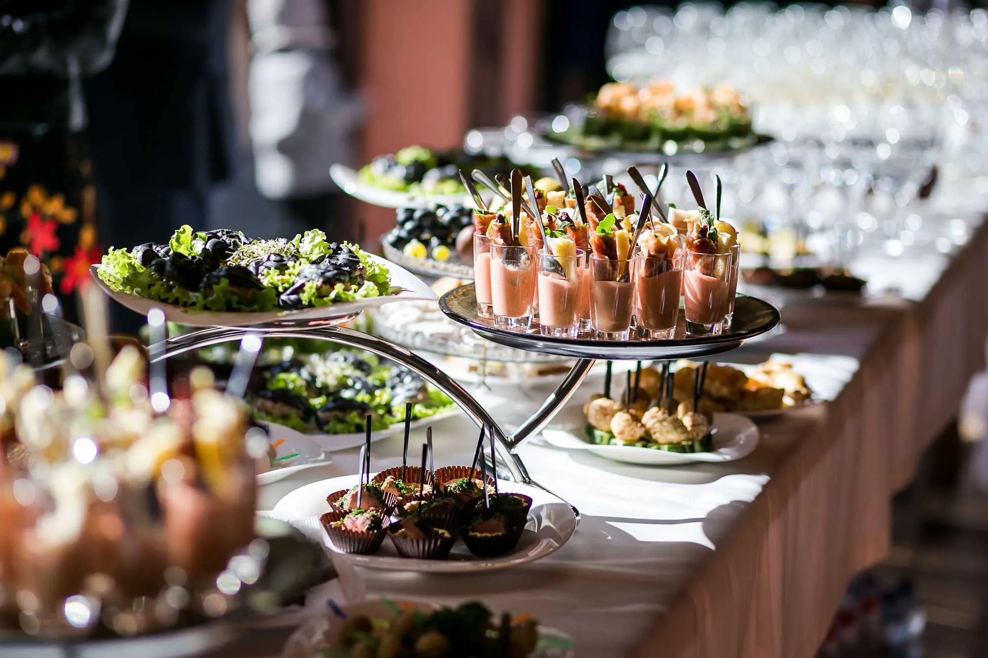 Reichhaltiges Buffet mit verschiedenen Speisen, Salaten und Brot
